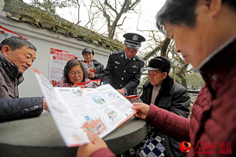 2月26日，宁波市奉化区公安民警在公园开展扫黑除恶宣传。章勇涛 摄