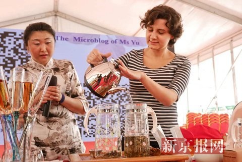 外国留学生体验中国茶 称中国姑娘如茉莉花茶