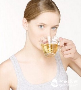 茶喝多也不好！女人过量喝茶易贫血